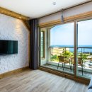 바다 위 언덕 이미지