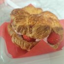 봄베리 | 딸기철이라서 먹어봄. 파리바게트 베리밤 크루이글 후기.