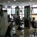 버스정류장 옆 횡단보도 이미지