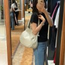 여름에 어울리는 투명 가죽백 이미지