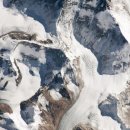 속살 드러낸 에베레스트 정상의 빙하 이미지