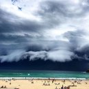 호주 시드니 해변에 거대한 `푹풍 구름` 이미지
