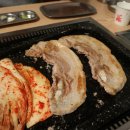 친구와 돌담길 이미지