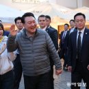 윤대통령 3년 전부터 입던 경량패딩 리투아니아에서도 입다 이미지