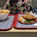 [서울 일상] SAAP(쌉) 더현대 서울 - 평일점심 더현대...치킨 팟타이와 치킨덮밥 후기! 웨이팅과 조리...