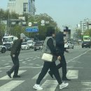 신한은행 횡단보도 앞 이미지