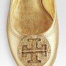 [Tory Burch] Reva Metallic Pebbled Leather Logo Ballet Flats 이미지