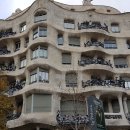 [유럽 가족여행]스페인 바르셀로나▶ 카사 밀라(Casa Mila, La Pedrera) 외관을 스쳐 지나면서 가우디를 만난다.^_^. 이미지