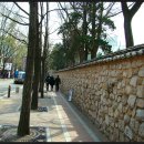 친구와 돌담길 이미지