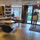 맥도날드 앞 버스정류장 이미지