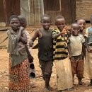 “교복이 없어요” 가난으로 학교에서 멀어지는 부룬디 아이들 이미지