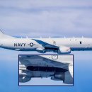 AGM-158C LRASM을 탑재하고 비행중인 P-8A 이미지