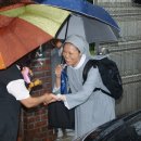 2012년 8월 30일(목) 김명아 뻬르뻬뚜아 수녀님 가시는 모습 이미지