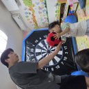 다트판에 공을 던져요~ 이미지