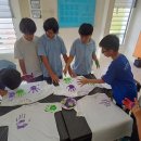 Wrapping up the school year with a ‘hand-tastic’ t-shirt hand printing 이미지