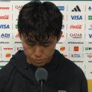 눈물 참고 사과하며 32강의 기회를 말하는 선수들.gif 이미지
