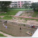 개울과 사람들 이미지