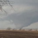 Large tornado causes significant damage in central Illinois 이미지