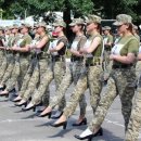 여군에 ‘하이힐’ 행진 강요하는 우크라이나…“성적 비하” 반발 이미지