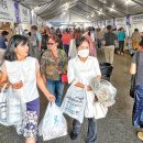 [제49회 LA한인축제] 열기 더해가는 축제…농수산 장터도 인기 이미지