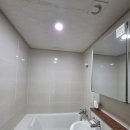 숲속의 하얀집 이미지