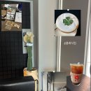 한잔뜨개 | [전주 객사] 시크한 무드 속 행운라떼 한 잔, 골목 안 카페 '클래식컵' 방문 후기