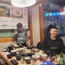 동창친구들이 배부르게 식사후에 TV시청을 하고 있어요. 이미지