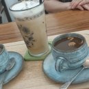그릇에빠진커피