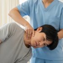 마모이룸 | 목이 뻐근해서 고개 못 돌려요… 병원 언제 가야 할까요? 목 통증 완벽 진단+병원 선택 가이드 (2026...