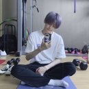 Jungmo lifting weights?😳 이미지