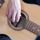 통통 튀는 통기타 연주 이미지