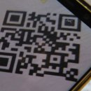 그들은 어디에나있는 것 같습니다. QR 코드 또는 빠른 응답 코드는 영국 전역의 상점, 레스토랑 및 바에서 나타납니다. 이미지