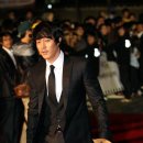 꽃을든남자 이미지