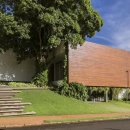 주택 담장 앞 이미지