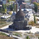 터키 동아나톨리아지역의 KARS라는 고원의 전통도시(이스탄불에서 버스로37시간)에 존재하는 러시아정교도와 이슬람교의 Cami가 어울어져있는 전경(종교전쟁?) 이미지