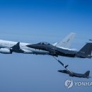 [르포] F-15·16 공중급유 '직관'…'촉수'처럼 뻗더니 10㎝ 구멍에 '쏙' 이미지