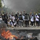 ★'이대로 당할 순 없다' 시위대 수류탄에 미얀마군 4명 폭사 이미지