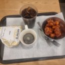 솔직 후기 – 바삭한 치킨과 쫄깃한 떡의 조화!&#34;, 구로시장에서 만난 맛의 향연: 맘스터치 구로시장점...