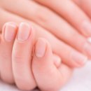 "손톱에 줄이 생겼다면 꼭 보세요" 세로줄과 가로줄 중 하나는 정상 하나는 위험 신호입니다 이미지