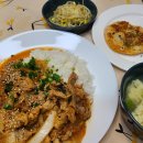 김치제육덮밥과 감자당근 고로케 이미지