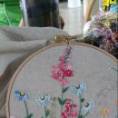 꽃과 바늘과 실타래 이미지