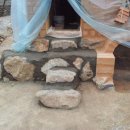 출입문에 자연석으로 4단의 계단 만들기와 후면 시멘트 몰탈 바르기! 이미지