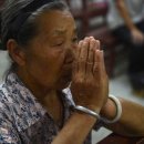 17/04/12 Worshippers clash with police in China's Jerusalem - Trouble flares in Wenzhou over installing cameras in churches 이미지