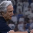 이정효 감독에게 뭐라 제스처 취하는 알 힐랄 감독 이미지