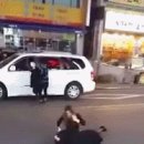 도로 한복판에서 다이다이 깨는 한국여자들.gif 이미지