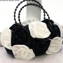 새 청바지와 원피스 치마들 입니다