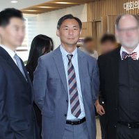'이 대통령 명예훼손' 모스 탄 출국정지 유지...경찰 소환 전망