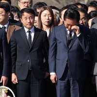 권양숙 여사, 검찰개혁 보고받고 눈물… “鄭대표님 안아보고 싶다”