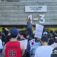 "재선거 찬성하면 보내줌" 시위대 봉쇄에 시민들 '창문 탈출'