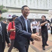 ‘개표소 시위’ 찾은 모스 탄 “부정선거 배후에 중국” 황당 주장